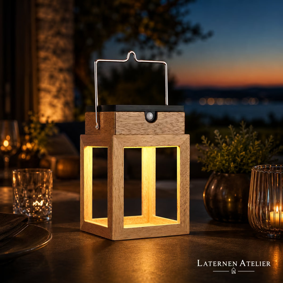Holzlaterne Solar mit Tragegriff für Garten und Terrasse