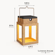 Holzlaterne Solar mit warmweißem Licht am Abend auf Balkon und Terrasse