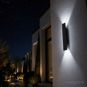 LED Außenwandleuchte schwarz mit warmem Up Down Licht an moderner Hausfassade bei Nacht