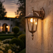 Bronze Retro Außen-Wandlaterne mit warmem Licht an Gartenwand für Terrasse, Hof und Außenbereich