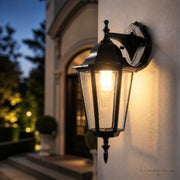 Schwarze Retro Außen-Wandlaterne mit warmem Licht an Fassade für Hauseingang, Terrasse und Balkon