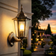 Bronze Retro Wandlaterne mit warmem Licht auf Terrasse bei Sonnenuntergang für Balkon, Hof und Gartenwand