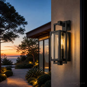 Schwarze Außen-Wandlaterne aus Eisen und Glas mit warmem Licht für Fassade, Terrasse und Eingang